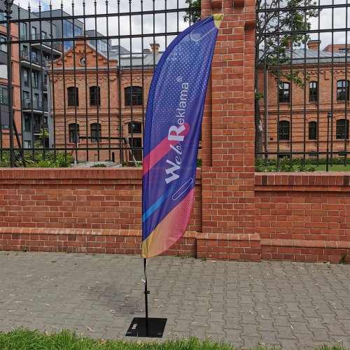 Prezentacja flagi reklamowej na ulicy Markowskiej