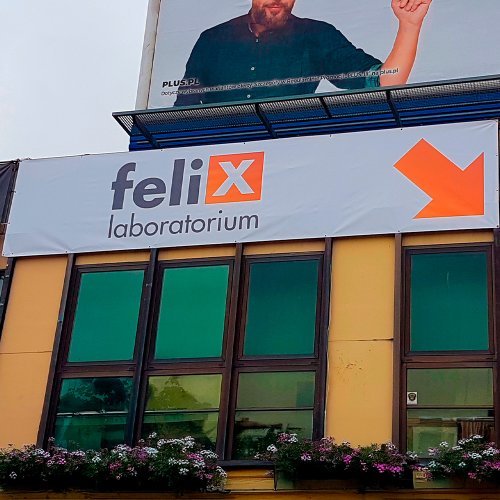 Baner na fasadzie budynku