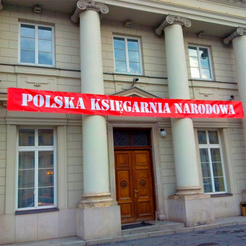 Baner na linkach nad wejściem