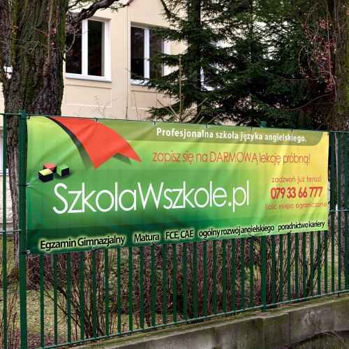 Baner na ogrodzeniu