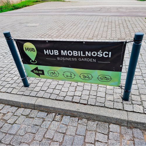 Baner na słupkach przy chodniku