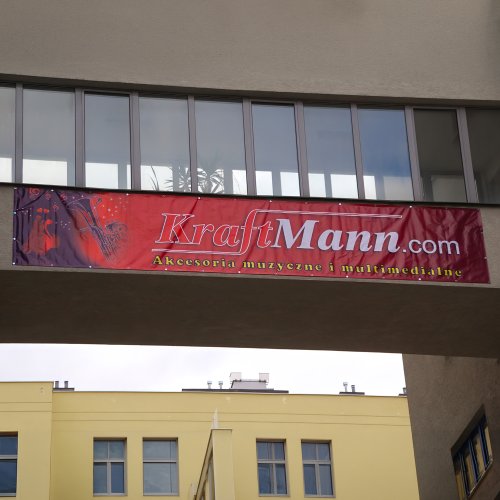 Montaż banera na budynku