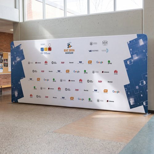 Ścianka do zdjęć z logotypami sponsorów wykonana na mistrzostwa programowania EUC2026